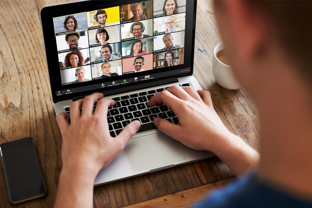 Close up of a student's laptop, showing he is chatting with other course-takers before class starts.